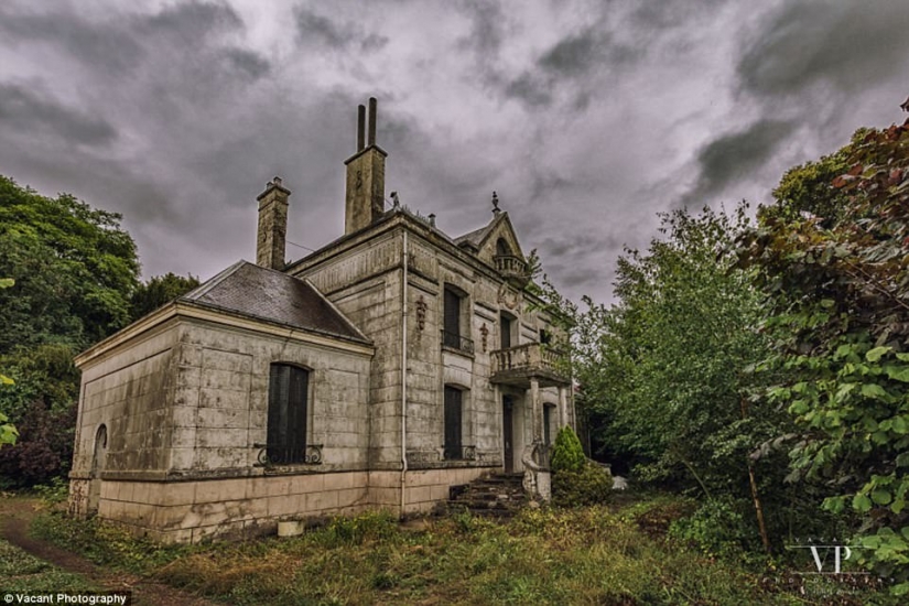 Inside the mysterious French mansion, which is 20 years worth of abandoned Inside the mysterious French mansion, which is 20 years worth of abandoned