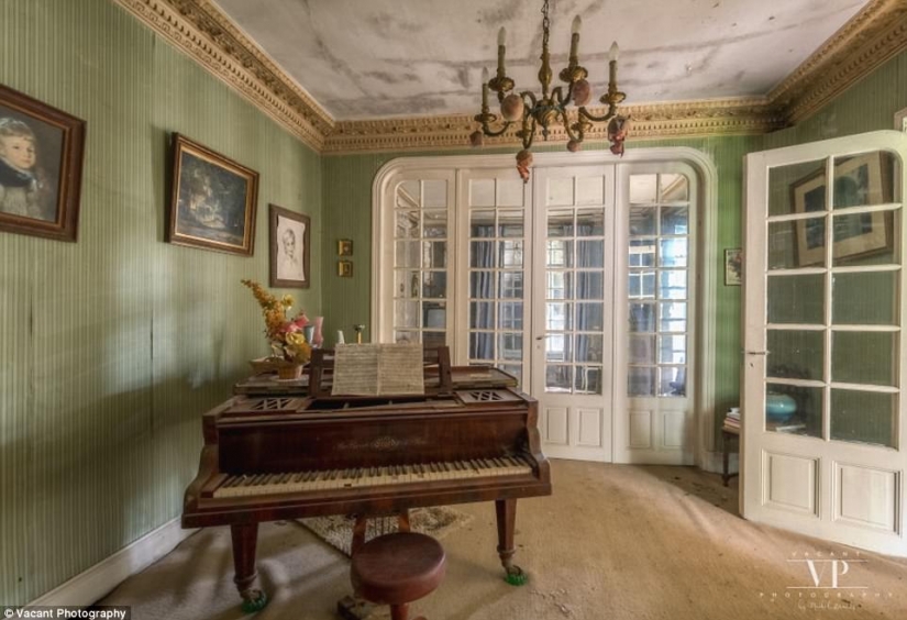 Inside the mysterious French mansion, which is 20 years worth of abandoned Inside the mysterious French mansion, which is 20 years worth of abandoned