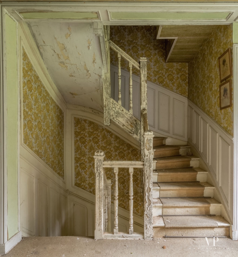Inside the mysterious French mansion, which is 20 years worth of abandoned Inside the mysterious French mansion, which is 20 years worth of abandoned