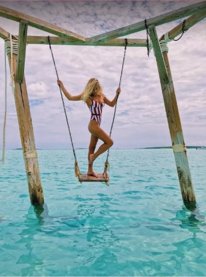 Instagram-the model climbed in the pool with the sharks for the sake of likes and almost lost my hand Instagram-the model climbed in the pool with the sharks for the sake of likes and almost lost my hand