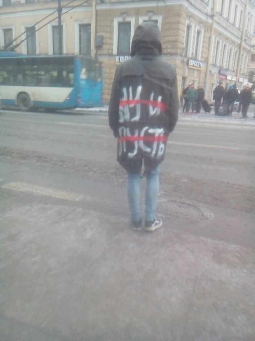 Intelligent crazy, or Strange fashion of St. Petersburg streets