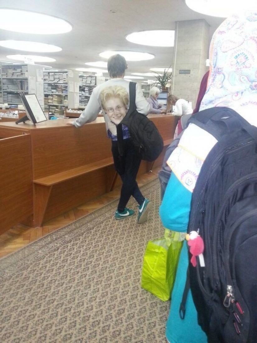 Intelligent crazy, or Strange fashion of St. Petersburg streets