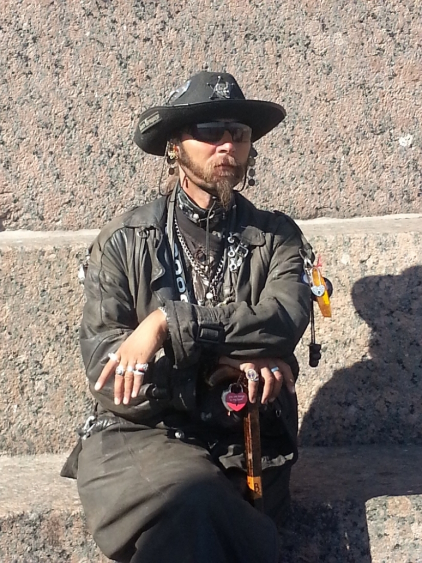 Intelligent crazy, or Strange fashion of St. Petersburg streets