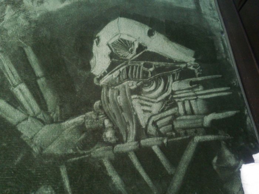 Japanese woman interested to vacuum just so, and she draws on the carpets of the picture