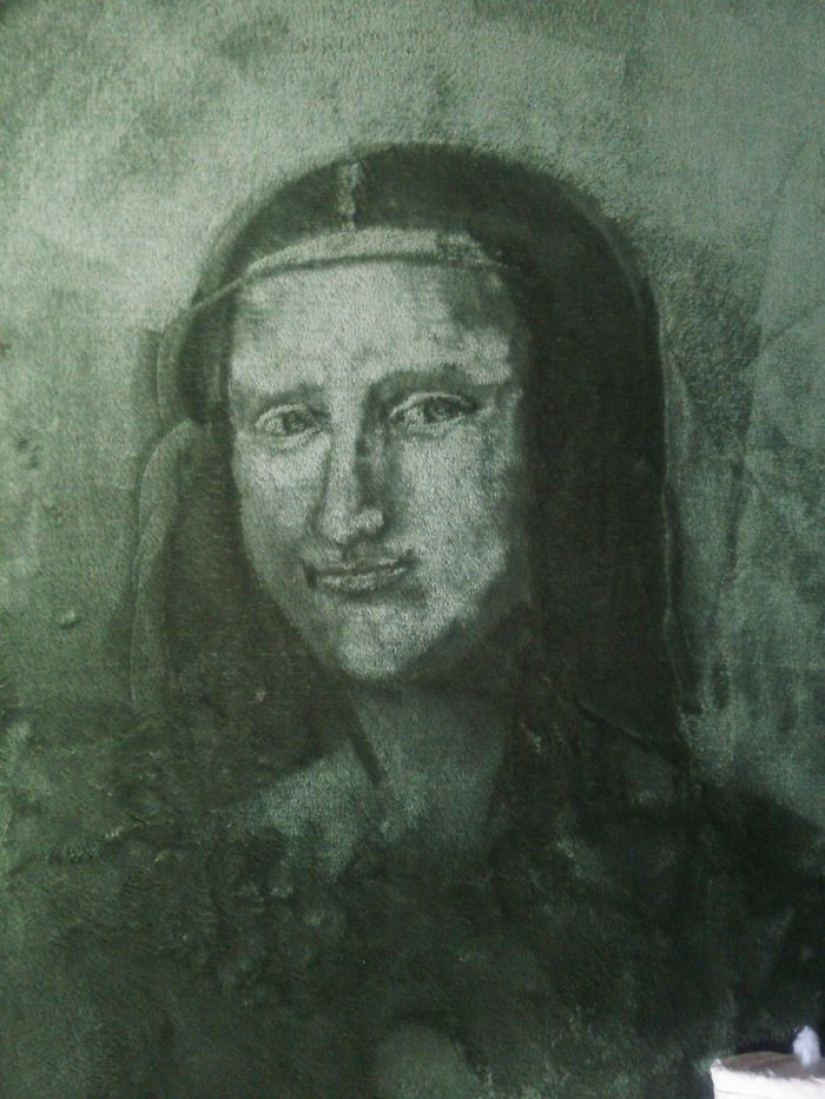 Japanese woman interested to vacuum just so, and she draws on the carpets of the picture