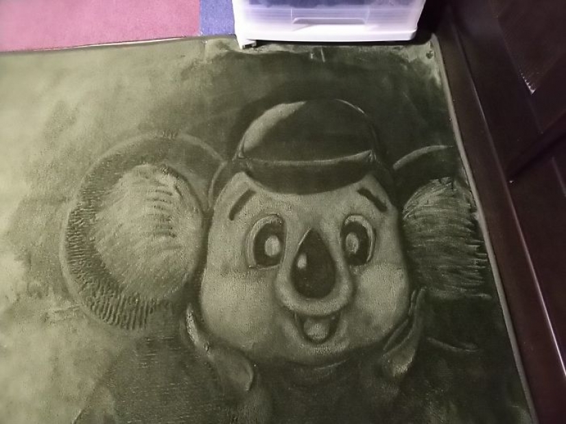 Japanese woman interested to vacuum just so, and she draws on the carpets of the picture