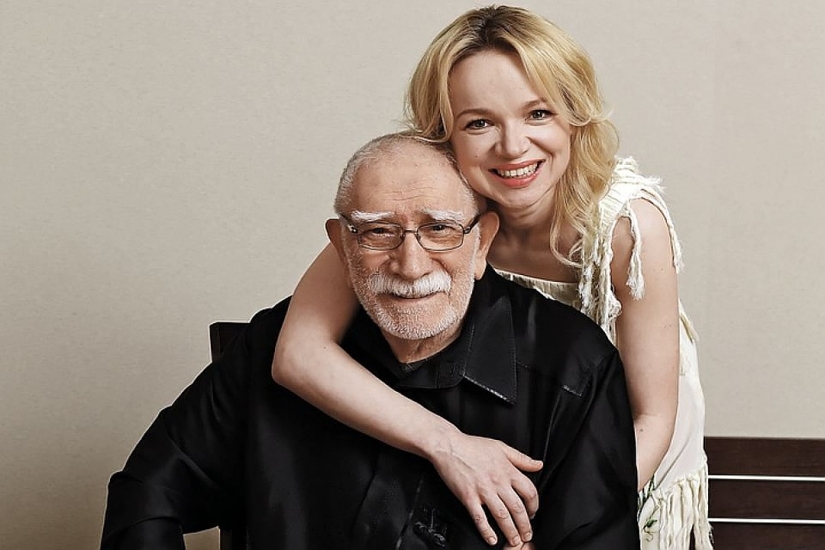 La edad no es un motivo de alegría: 5 esposas que arrojaron sus estrellas maridos de 50+ jóvenes