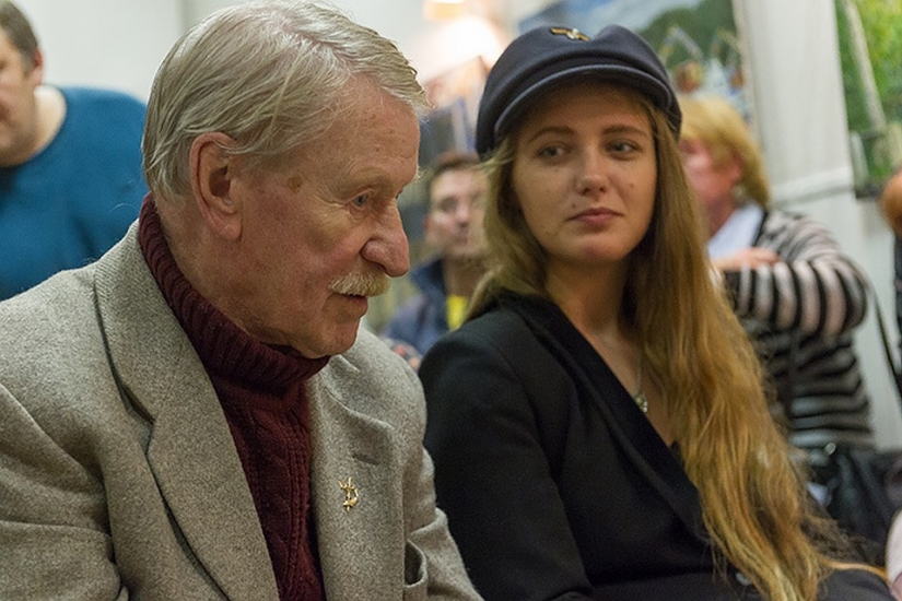 La edad no es un motivo de alegría: 5 esposas que arrojaron sus estrellas maridos de 50+ jóvenes