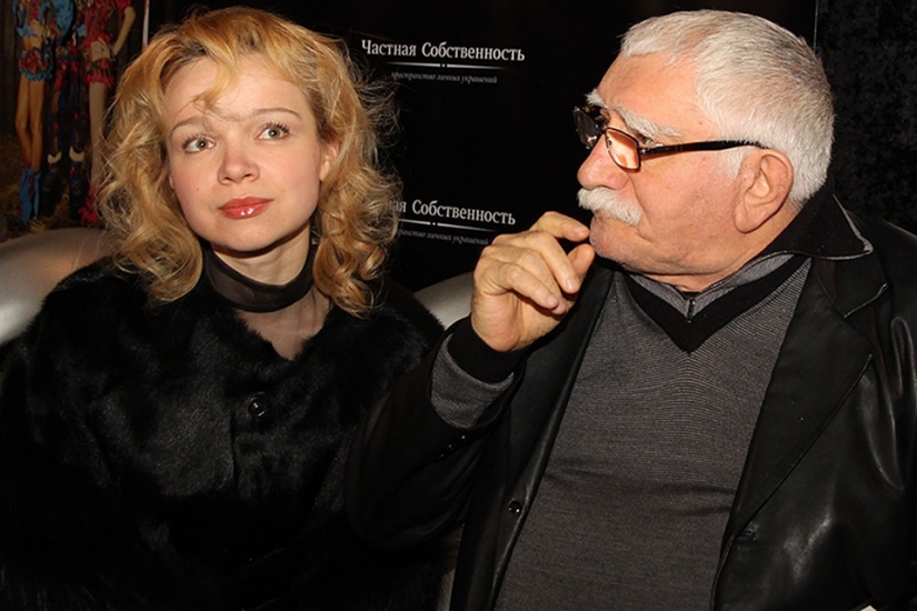 La edad no es un motivo de alegría: 5 esposas que arrojaron sus estrellas maridos de 50+ jóvenes