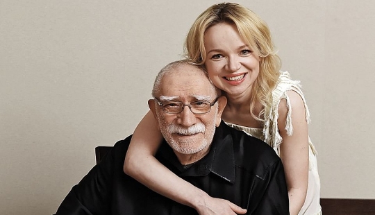 La edad no es un motivo de alegría: 5 esposas que arrojaron sus estrellas maridos de 50+ jóvenes