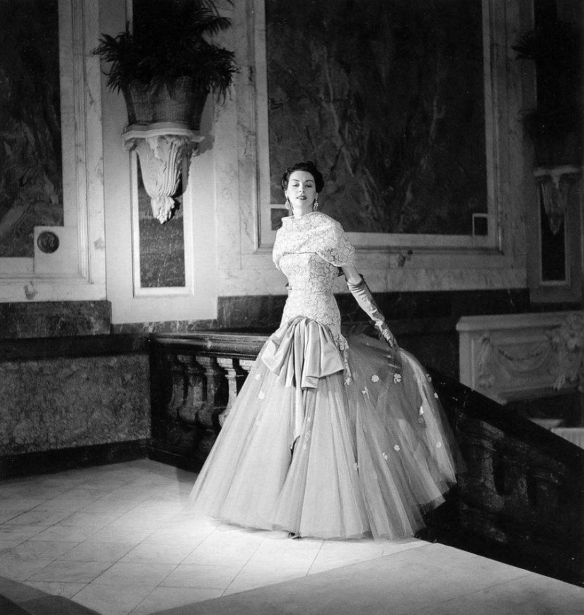 La elegancia clásica de Dior: diseños sofisticados en 1940-1960-erótico en las calles de París La elegancia clásica de Dior: diseños sofisticados en 1940-1960-erótico en las calles de París