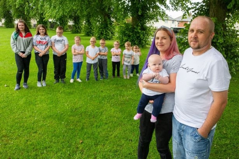 La familia de equipo de fútbol: la pareja tiene 11 hijos y les dio los números para evitar confusiones