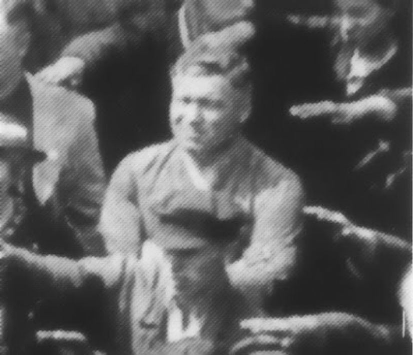 La historia Ago Landmesser — la persona en la foto, no levantó la mano en un saludo Nazi
