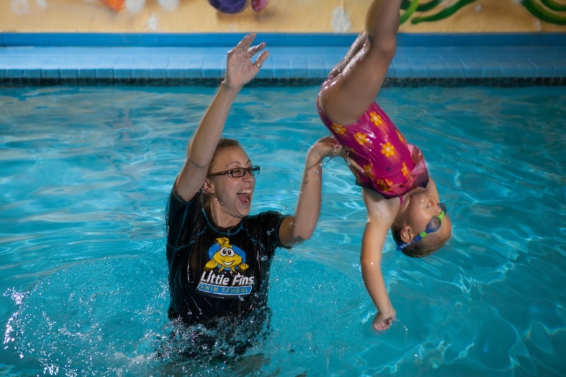 La madre recibe amenazas de muerte por lo que se le permitió tirar de 8 meses de edad, hijo de la piscina para una lección sobre la supervivencia