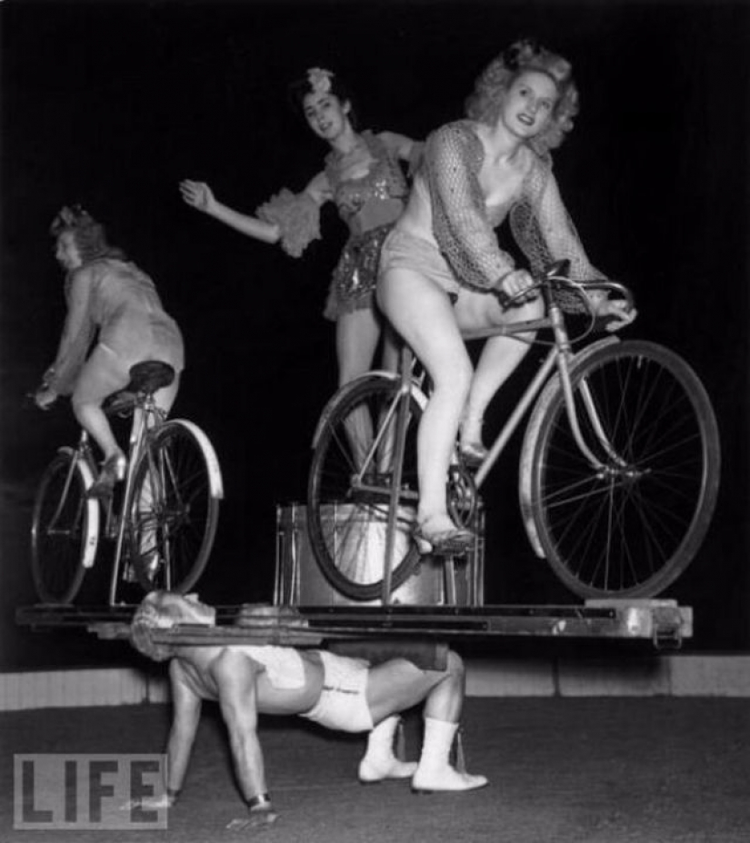 La muerte desafiando acrobacias locas en retrofuture