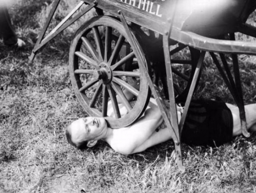 La muerte desafiando acrobacias locas en retrofuture