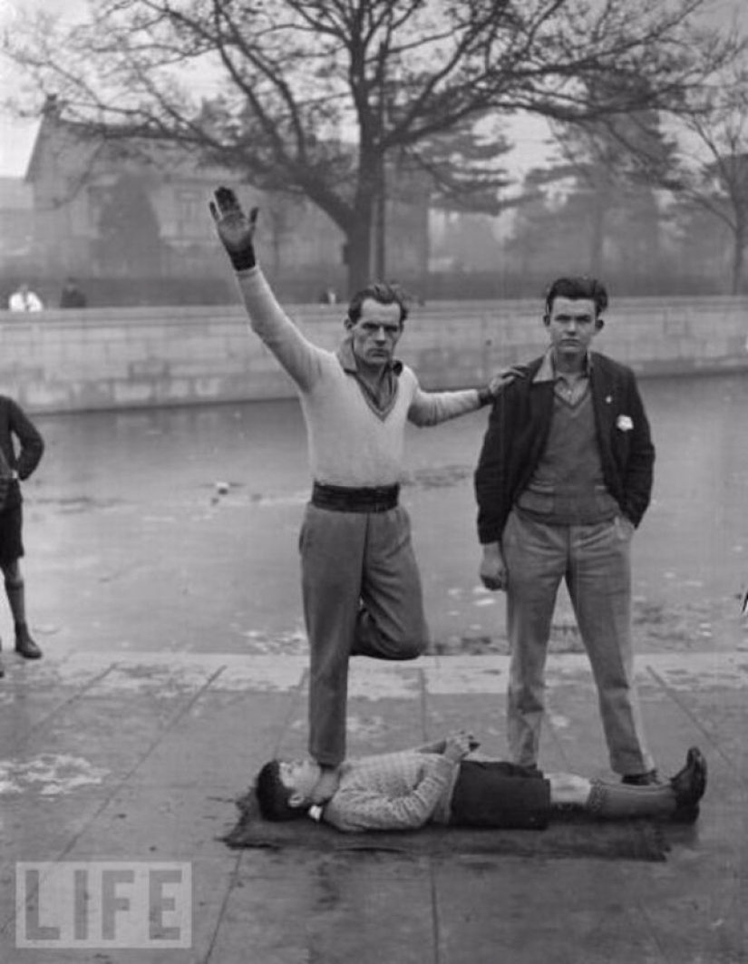 La muerte desafiando acrobacias locas en retrofuture