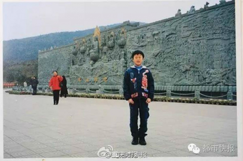 La novia visto algunas fotos antiguas de el novio de su madre