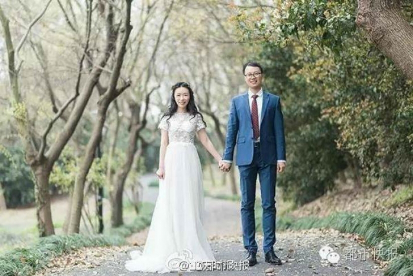 La novia visto algunas fotos antiguas de el novio de su madre