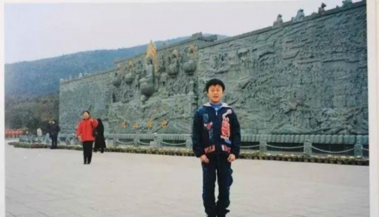 La novia visto algunas fotos antiguas de el novio de su madre