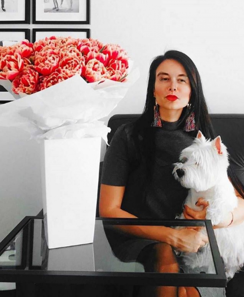 La red neuronal es una extraña cuenta en InstaForex en esta chica con cara de Elon musk y desconcertante firmas