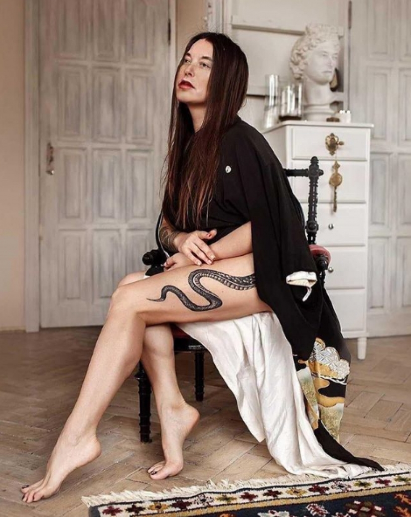 La red neuronal es una extraña cuenta en InstaForex en esta chica con cara de Elon musk y desconcertante firmas