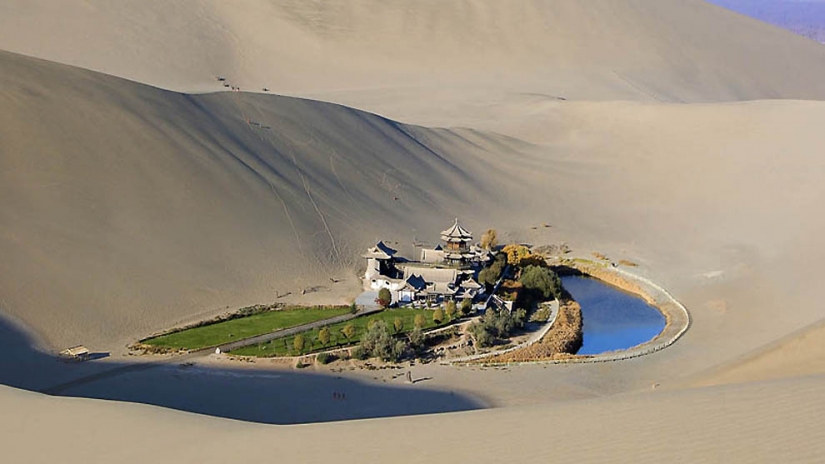 Lake-Crescent — Chinese-oasis in the desert