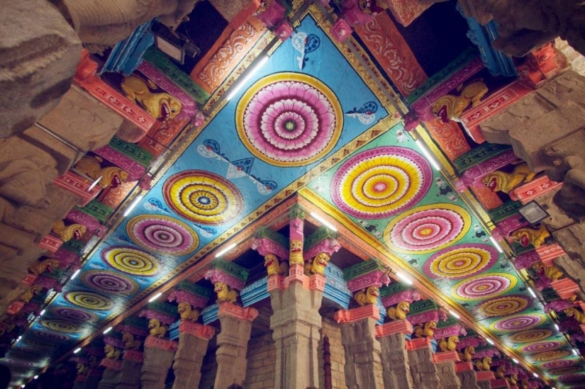 Las paredes de este templo de la India consisten en miles de esculturas Las paredes de este templo de la India consisten en miles de esculturas
