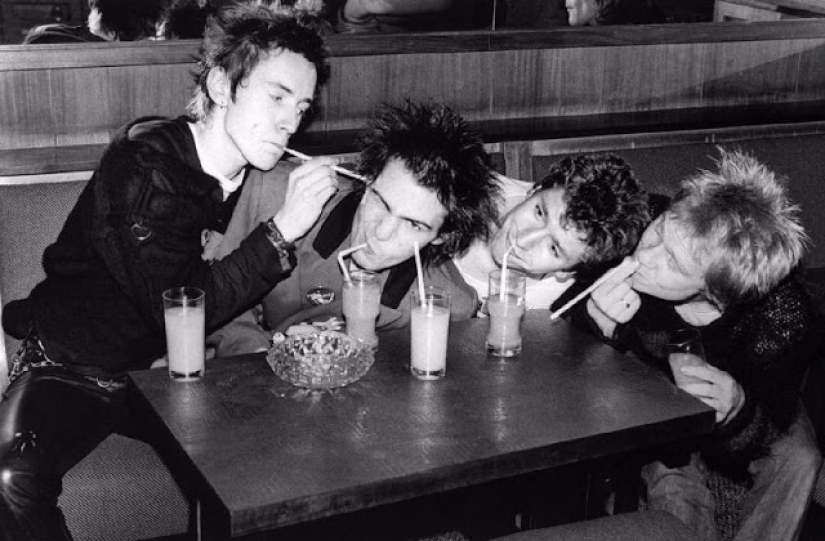 Looked like an iconic rock band in the beginning