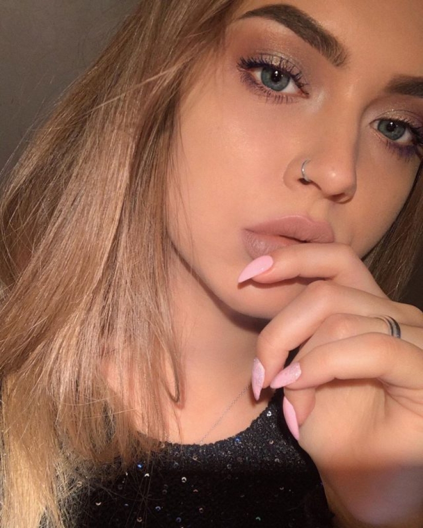 Looks like and doing what 21-year-old granddaughter of Vladimir Vysotsky