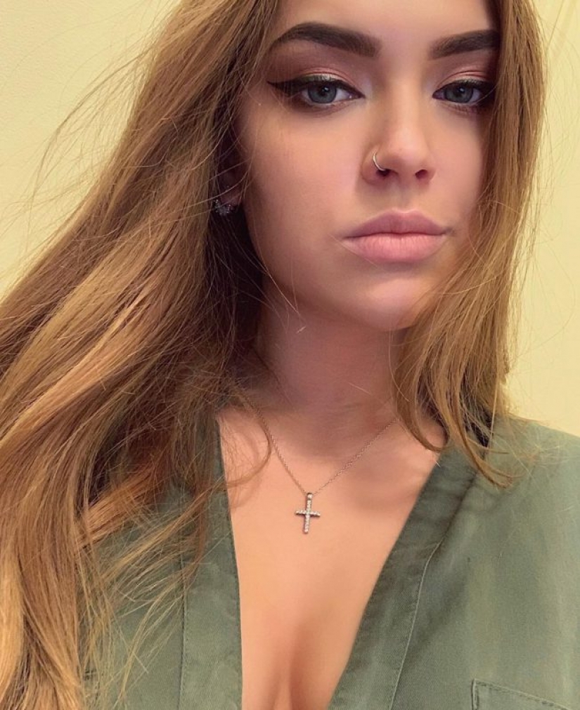 Looks like and doing what 21-year-old granddaughter of Vladimir Vysotsky