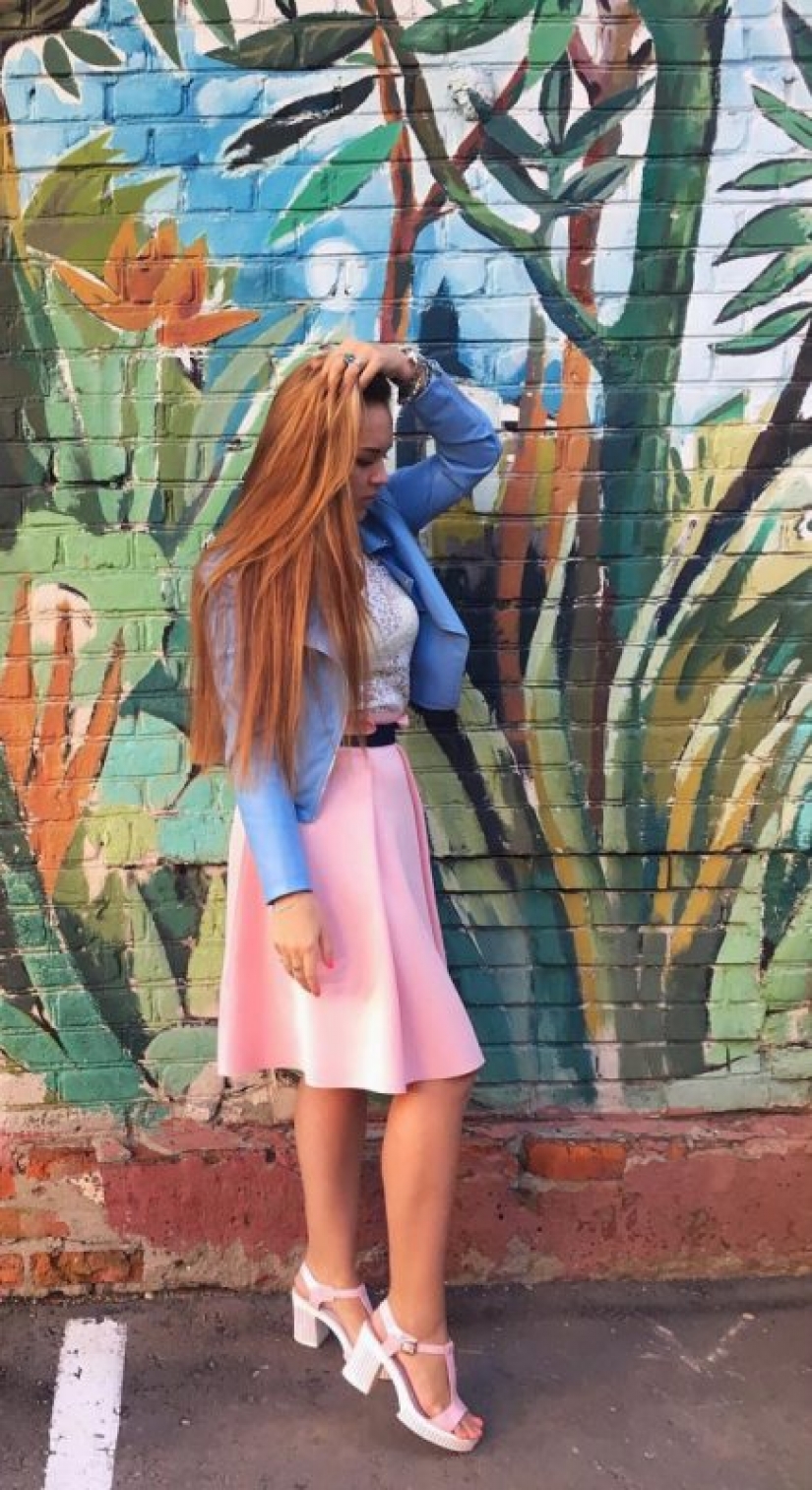 Looks like and doing what 21-year-old granddaughter of Vladimir Vysotsky