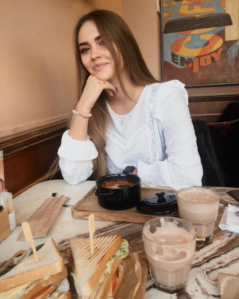 Looks like and doing what 21-year-old granddaughter of Vladimir Vysotsky