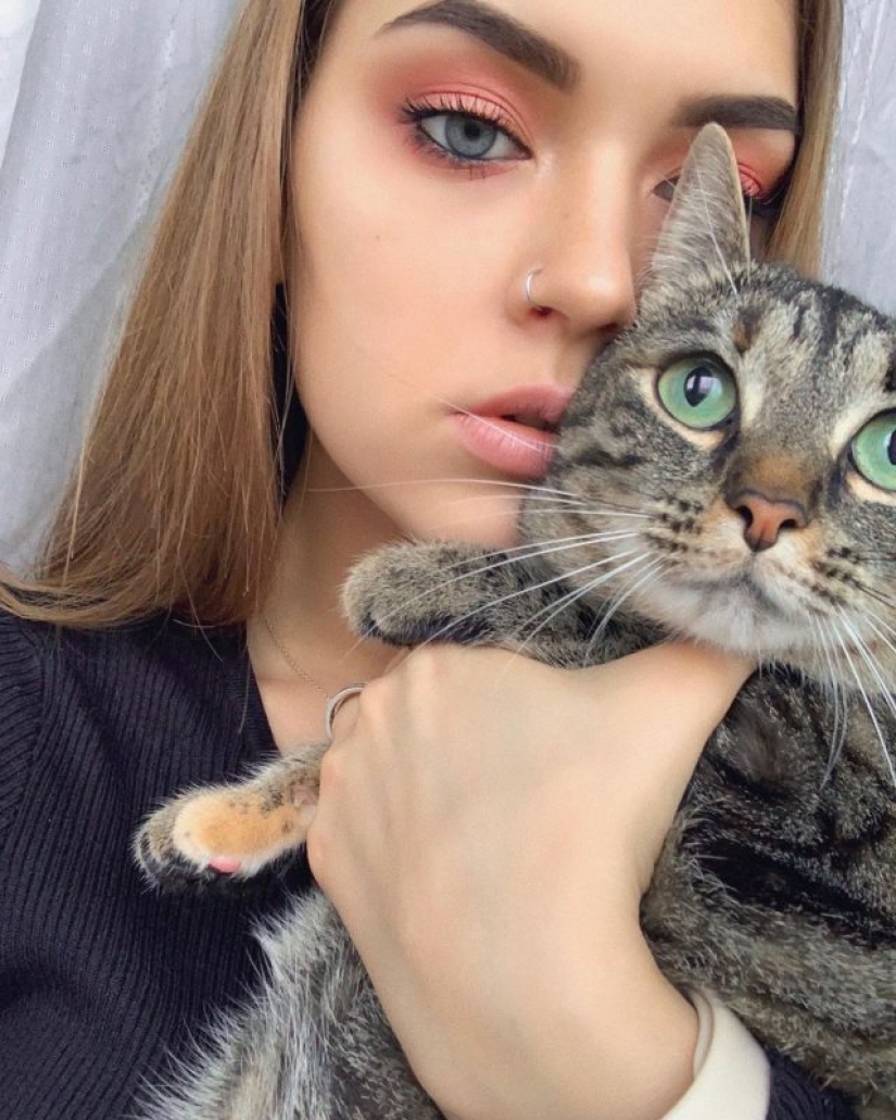 Looks like and doing what 21-year-old granddaughter of Vladimir Vysotsky