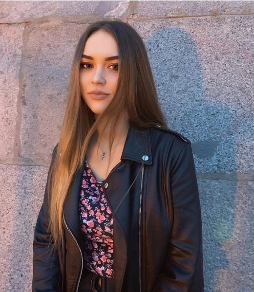 Looks like and doing what 21-year-old granddaughter of Vladimir Vysotsky