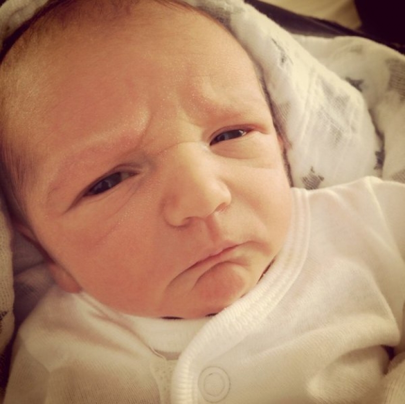 Los bebés se parecen a los hombres de edad