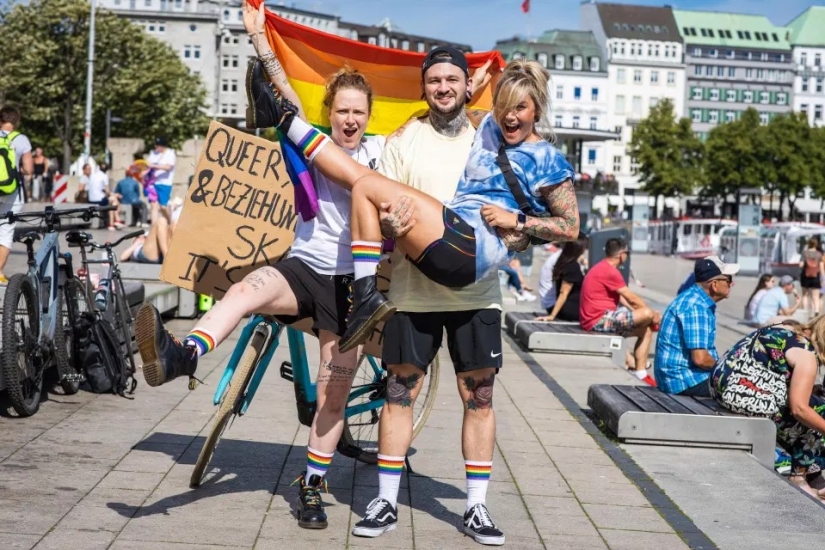 Love comes suddenly: she has a crush on a girl and took her to her family, and her husband supported her choice