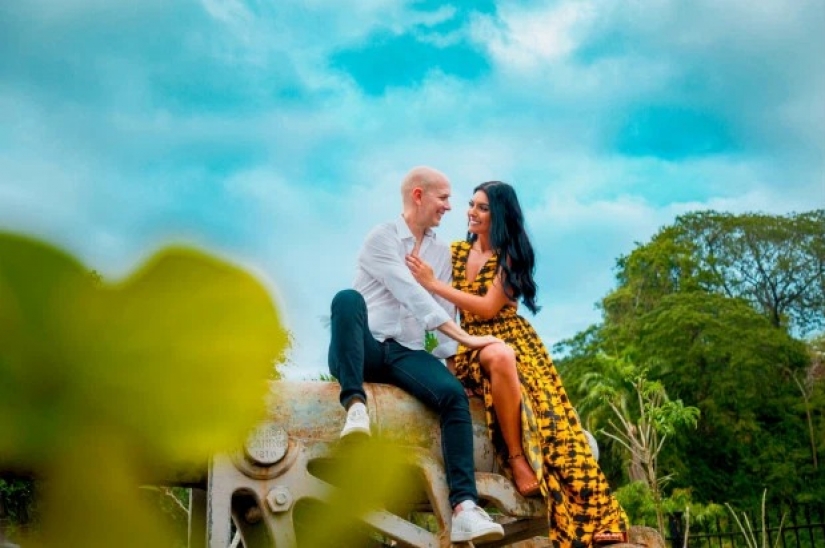 Love without borders: a couple with 23 years age difference got engaged a month after meeting