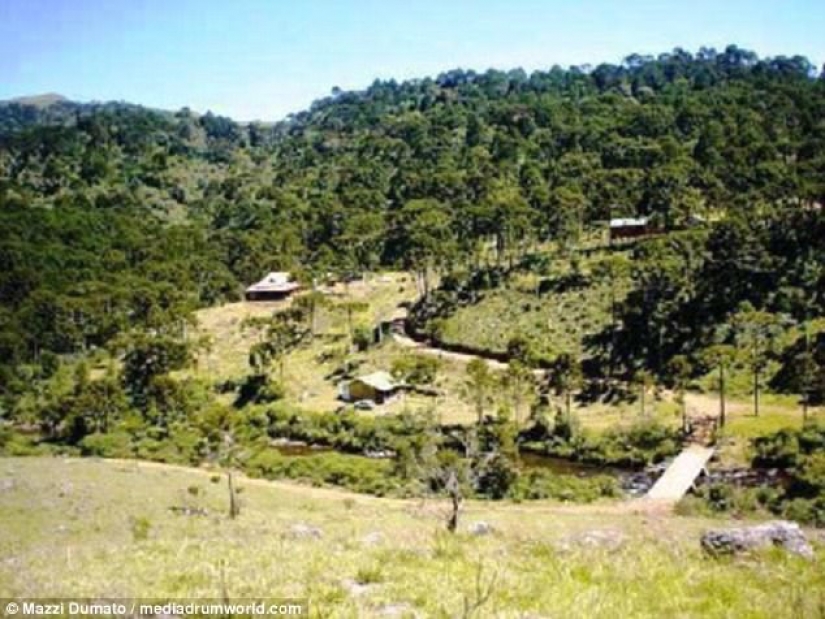 Matstsi Dumato es un ex millonario playboy, que dio su fortuna para ayudar a los demás