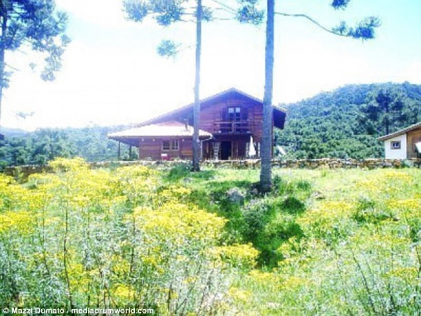 Matstsi Dumato es un ex millonario playboy, que dio su fortuna para ayudar a los demás