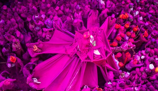 Milagros, la destrucción de los mitos y de la muerte de los cultivos en las imágenes de fotógrafos famosos Milagros, la destrucción de los mitos y de la muerte de los cultivos en las imágenes de fotógrafos famosos