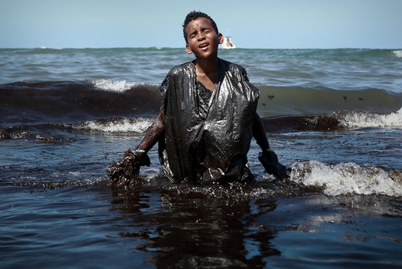 Miracles, the destruction of myths and the death of crops on the images of famous photographers