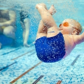 Mother receives death threats for what was allowed to throw 8-month-old son to the pool for a lesson on survival