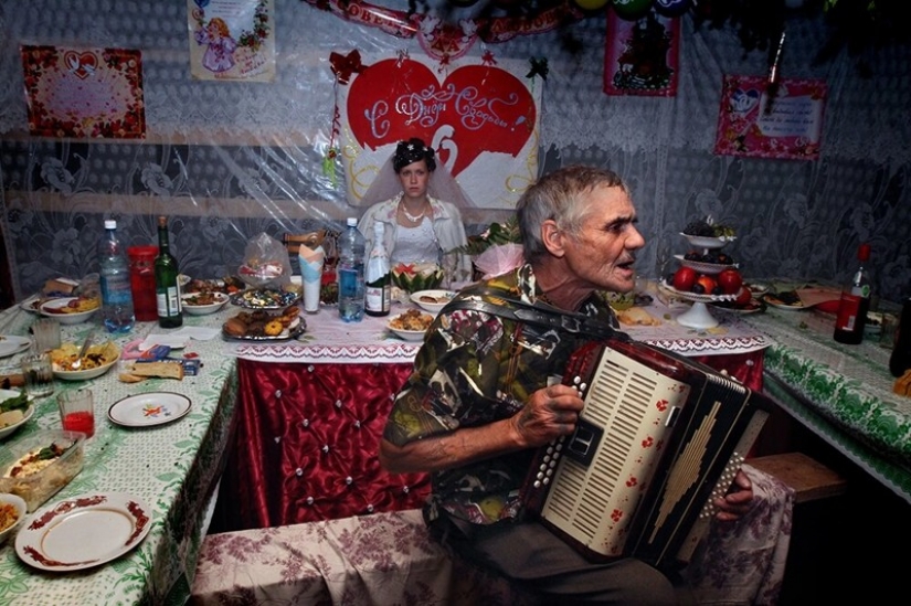 Más salvajes de thrash en la oscuridad de la juerga: "mejores" fotos de la boda de Rusia