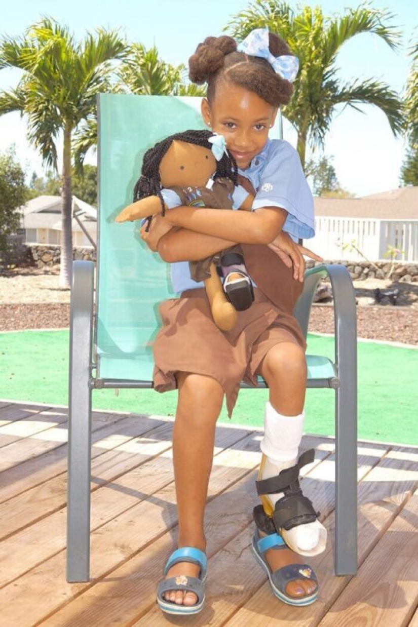 Mujer cose una muñeca especial para niños con discapacidades