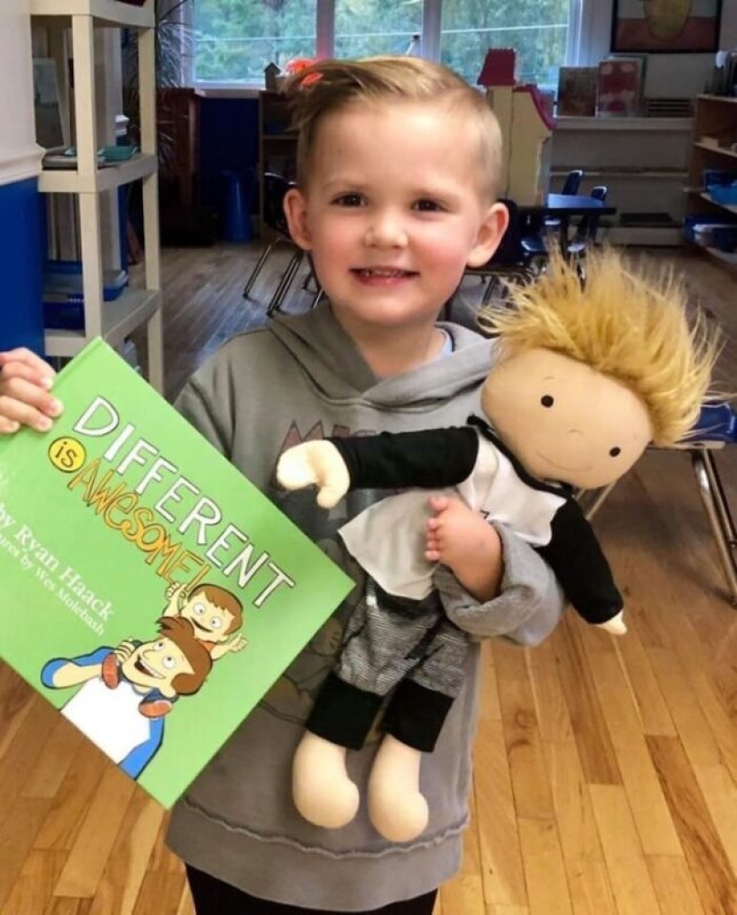 Mujer cose una muñeca especial para niños con discapacidades