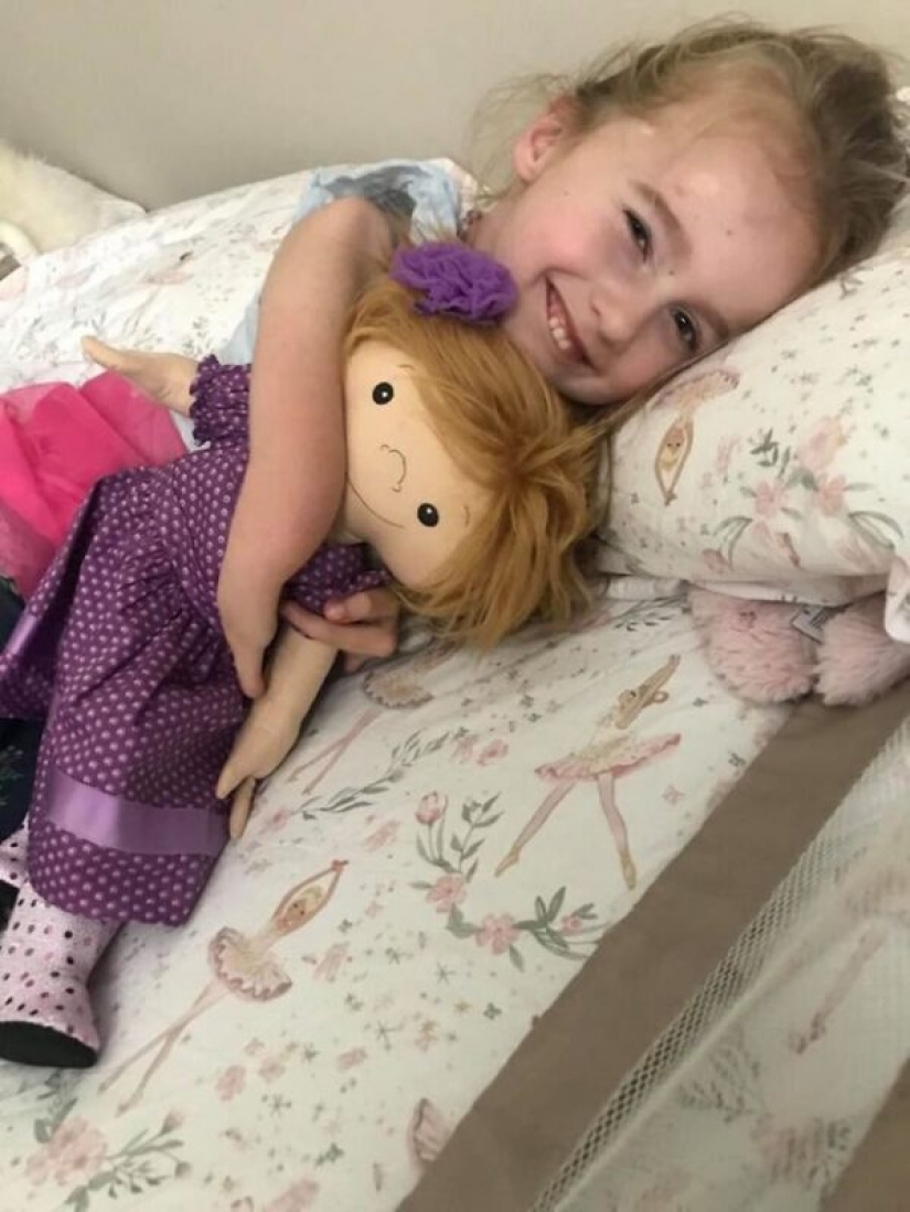 Mujer cose una muñeca especial para niños con discapacidades