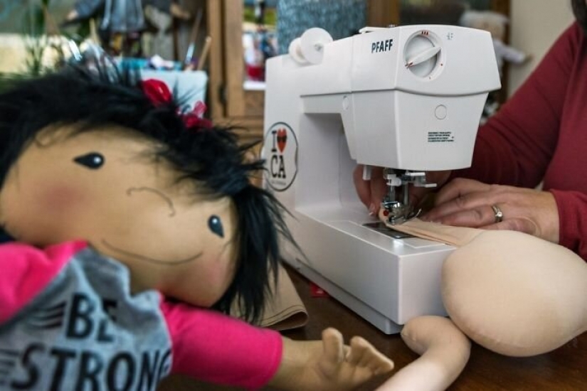 Mujer cose una muñeca especial para niños con discapacidades