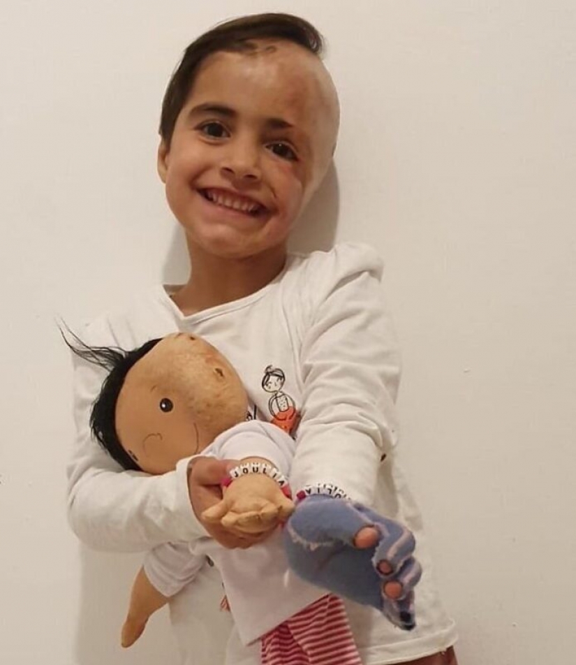 Mujer cose una muñeca especial para niños con discapacidades