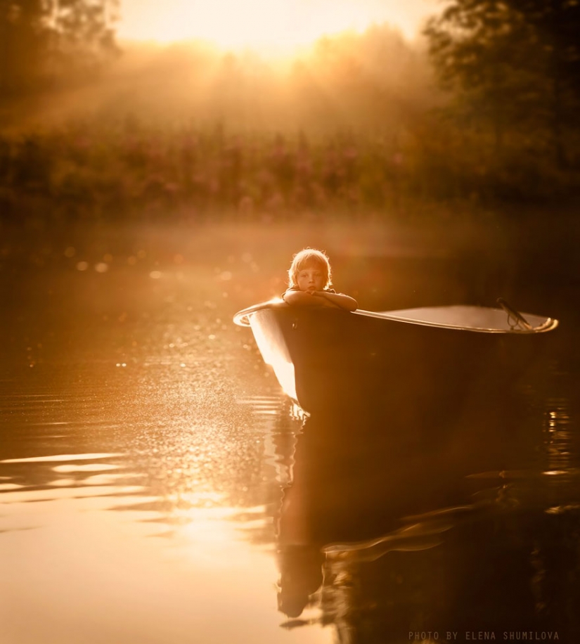 Mujer rusa crea impresionantes fotografías de sus hijos con los animales en el pueblo